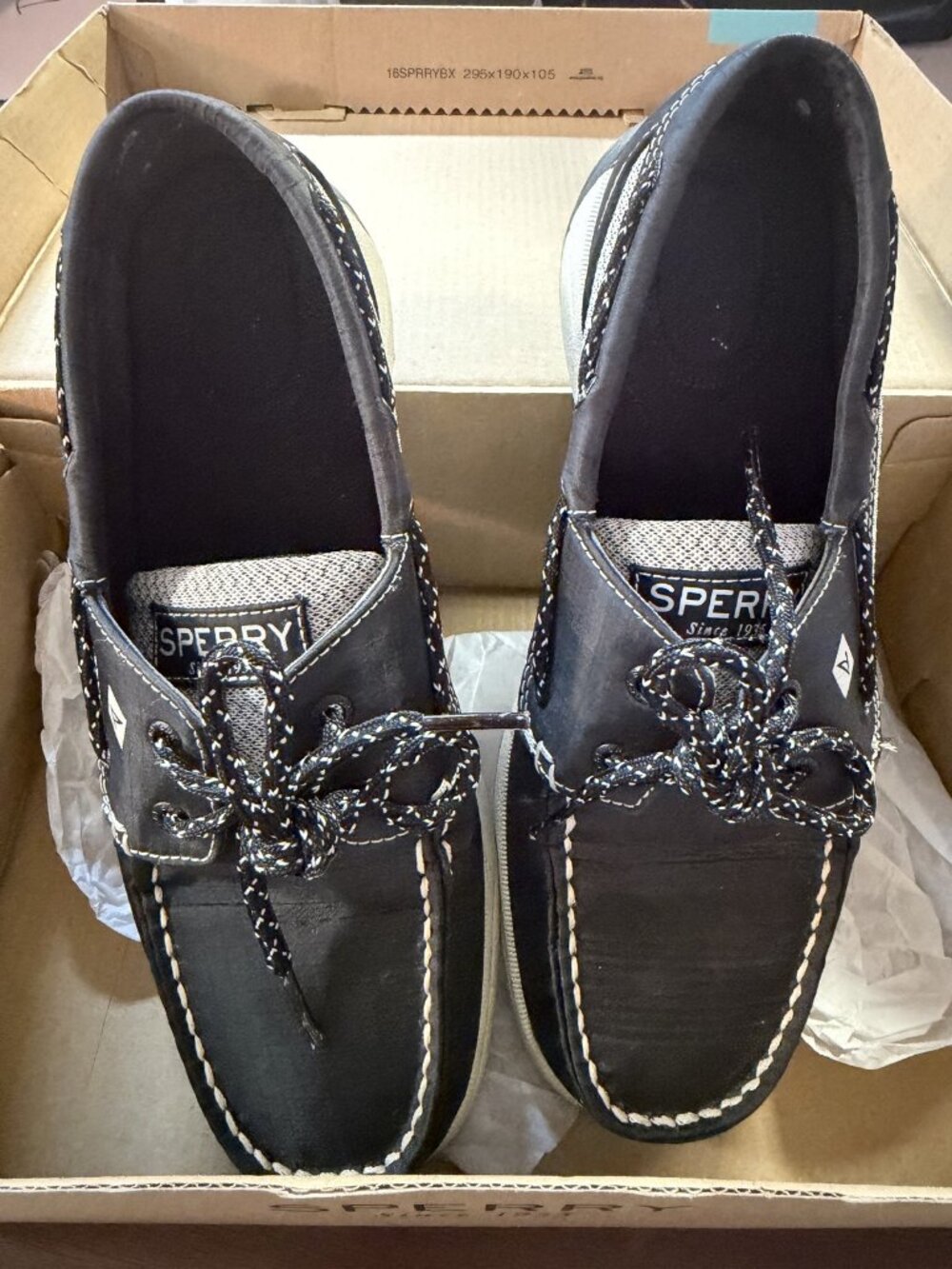 Sperry Size 8 Leather Boat Shoes with Contrast Stitching